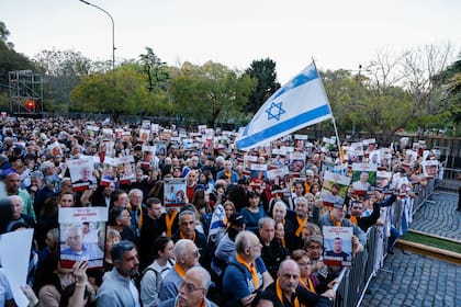 Imagen del acto de la AMIA y organizaciones de la comunidad judía realizado en septiembre de 2025 para reclamar la liberación de los rehenes aún secuestrados en Gaza por la organización terrorista Hamas