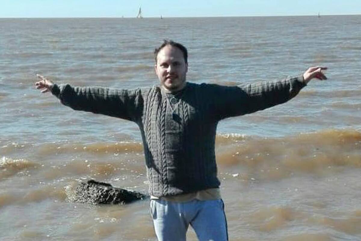 Imagen del álbum familiar de Gastón Velazquez, el joven que murio luego de estar cuatro horas en una ambulancia sin que lo trasladen.