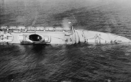 Imagen del Andrea Doria mientras el transatlántico comienza a hundirse tras chocar con el buque sueco Stockholm, frente a la isla de Nantucket, Massachusetts, en julio de 1956. Las sombras que se observan en la imagen se deben a que la fotografía fue tomada desde la ventanilla de un avión (Foto Harry A. Trask)