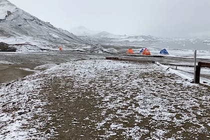 Imagen del campamento argentino en la isla Cerro Nevado mostrada por el investigador Pablo Fontana en la conferencia inaugural