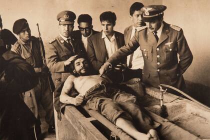 Imagen del Che Guevara muerto, en foto de Freddy Alborta