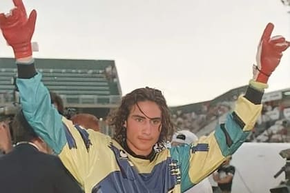 Imagen del día de su debut en Banfield, ante Boca y con un triunfo por 3-1, noviembre de 1996