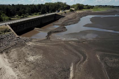 Imagen del embalse seco de Canelón Grande y del puente-presa al norte de Canelones, en el sur de Uruguay, tomada el 14 de marzo de 2023, mientras el país atraviesa una grave sequía.