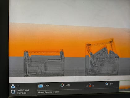 Imagen del escáner que permitió identificar los paquetes rectangulares ocultos dentro del mobiliario que trasladaba la camioneta detenida en Orán