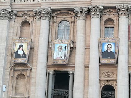 Imagen del frente de la basílica de San Pedro en el día de la canonización, en 2018