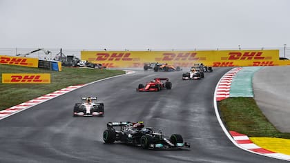 Imagen del GP de Turquía, corrido el fin de semana pasado. Valtteri Bottas de Finlandia atraviesa la niebla con su Mercedes AMG Petronas F1 Team.
