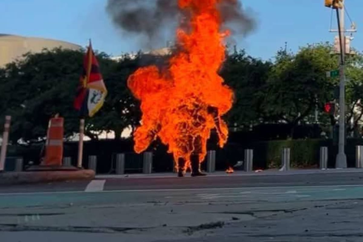 Imagen del hombre tibetano que se prendió fuego frente a la sede de la ONU, en Nueva York, el 2 de junio de 2026. Fuente: X