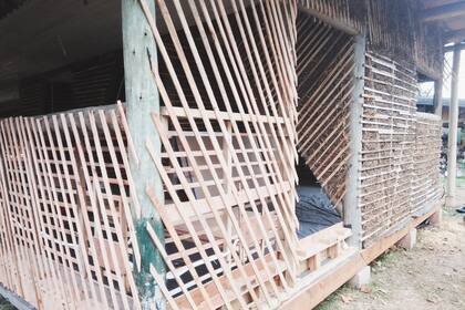 Imagen del proceso constructivo en el que se puede ver el encofrado usado para sostener la quincha.