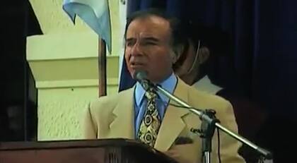 Imagen del recordado discurso de Carlos Menem en una escuela en Salta, donde mencionó la posibilidad de viajar a la estratósfera.