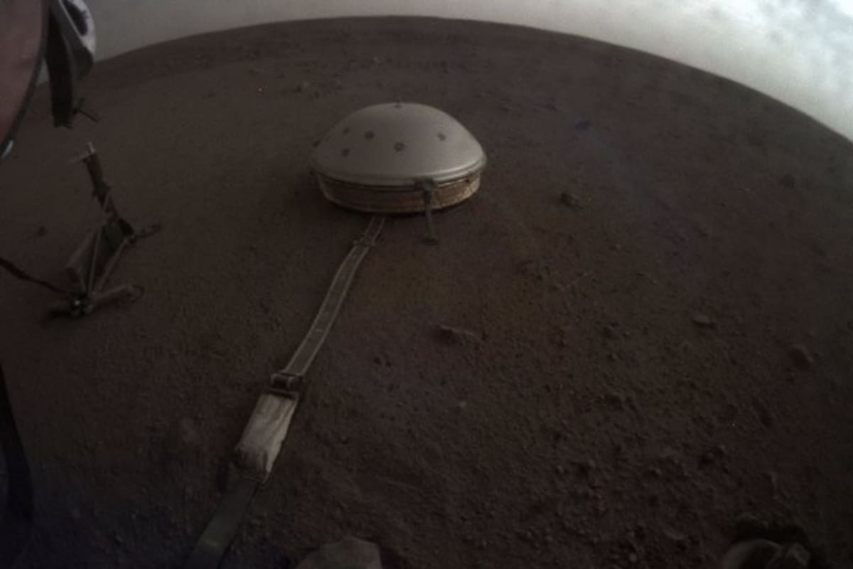 Imagen del sismógrafo emplazado junto al aterrizador InSight