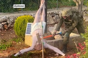 Imagen del soldado israelí golpeando el crucifijo