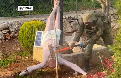 Imagen del soldado israelí golpeando el crucifijo
