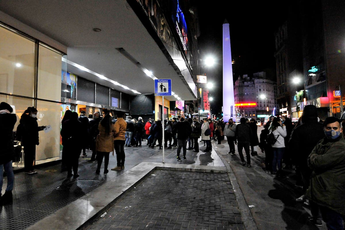 Imagen del Teatro Broadway, en plena calle Corrientes, que de a poco va recuperando su público