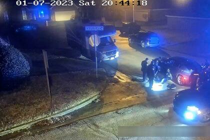 Imagen del video publicado el 27 de enero de 2023 de Tyre Nichols sentado apoyado contra un auto durante un ataque brutal de cinco policías de Memphis el 7 de enero de 2023 en Memphis, Tennessee. (City of Memphis via AP)