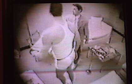 El video de Oyarbide, vestido de traje, en el segundo piso de Spartacus desató un escándalo que casi le cuesta el puesto en 2001