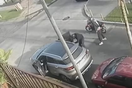 Imagen del violento robo piraña en Ramos Mejía