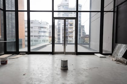 Imagen desde el hall de la sala principal hacia la terraza que da hacia Corrientes en donde se instalará un espacio gastronómico