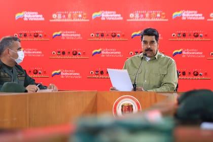 Imagen difundida por la Presidencia venezolana que muestra a Nicolás Maduro hablando junto al ministro de Defensa, Vladimir Padrino, durante una reunión con miembros de las Fuerzas Armadas Nacionales Bolivarianas (FANB), en el Palacio de Miraflores en Caracas el 21 de mayo de 2020