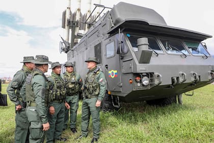 Imagen distribuida por el gobierno venezolano el 12 de noviembre de 2025 muestra al ministro de Defensa de Venezuela, Vladimir Padrino, inspeccionando un sistema de misiles