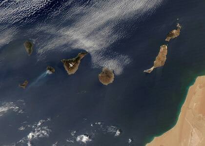 Imagen facilitada por la NASA de la isla de la Gomera y sus incendios