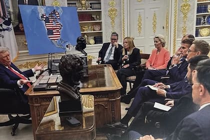 Imagen falsa de Trump con sus asesores y un mapa con Canadá, Groenlandia y Venezuela bajo bandera de EE.UU. publicada por el presidente en redes