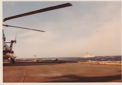 Imagen histórica. El teniente Juan José Arrarás, platense de nacimiento, inicia su solitario ataque rasante contra el destructor británico Glasgow. El impacto de su bomba causaría averías de tal magnitud que obligó al Royal Navy a retirarla del área al quedar fuera de combate. (Vía Rodrigo Valdés).