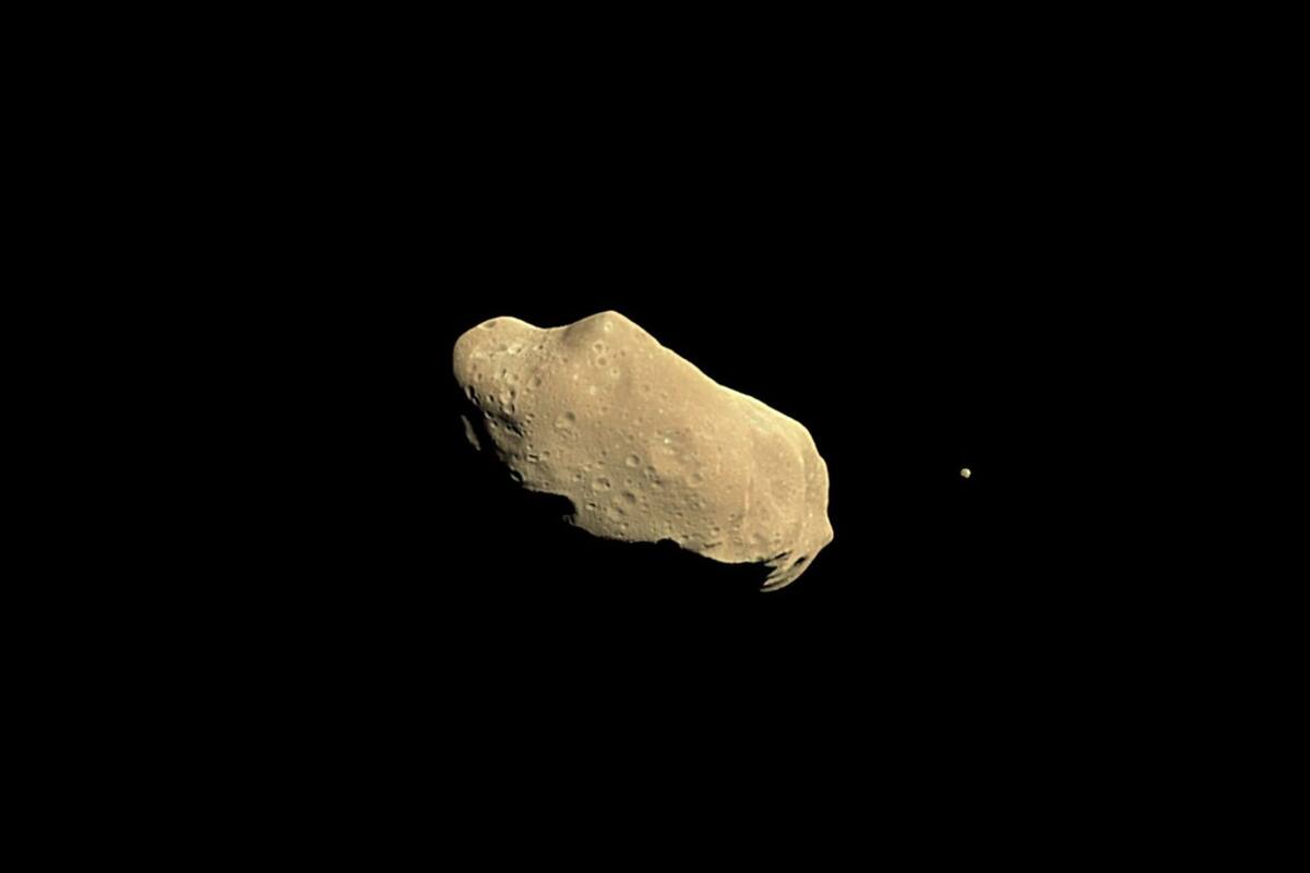 Imagen ilustrativa de un asteroide; la luna es visible a la derecha del objeto. (NASA/JPL)