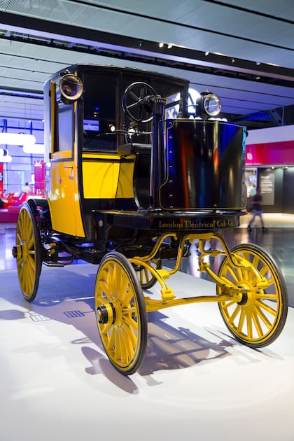 Imagen ilustrativa de uno de los primeros taxis eléctricos que circularon por Londres a fines del siglo XIX