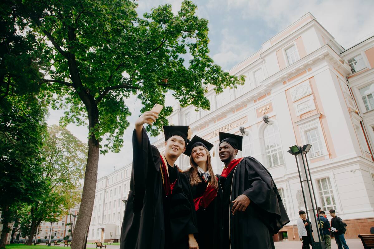 (Imagen ilustrativa). Los graduados de Veterinaria eligieron una peculiar compañía para posar en el álbum