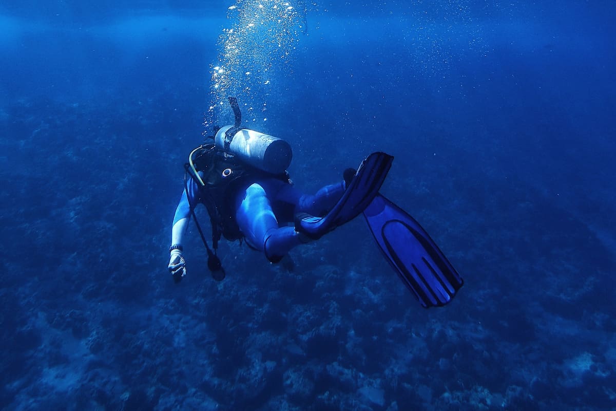 (Imagen ilustrativa). Nadaba en las profundidades de un río y encontró algo que lo dejó sin aliento