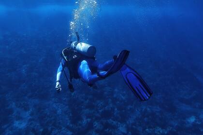 (Imagen ilustrativa). Nadaba en las profundidades de un río y encontró algo que lo dejó sin aliento