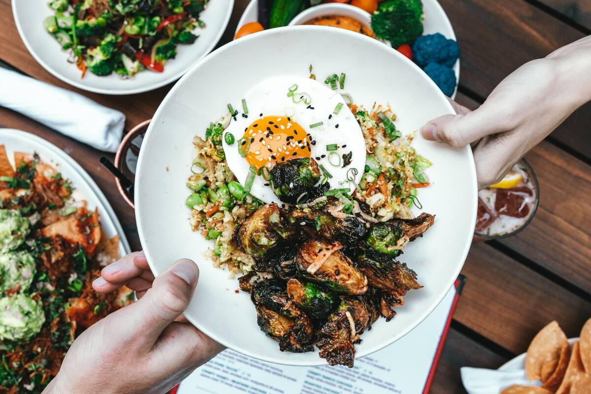 (Imagen ilustrativa). Pidieron un plato para compartir, les quisieron cobrar un recargo y compartió un truco para evitarlo