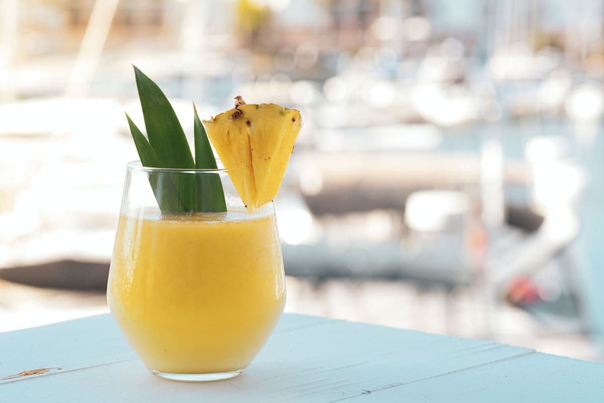 Imagen ilustrativa. Shiv iba a a estudiar medicina, pero tomó un sorbo de piña colada en la playa y murió.