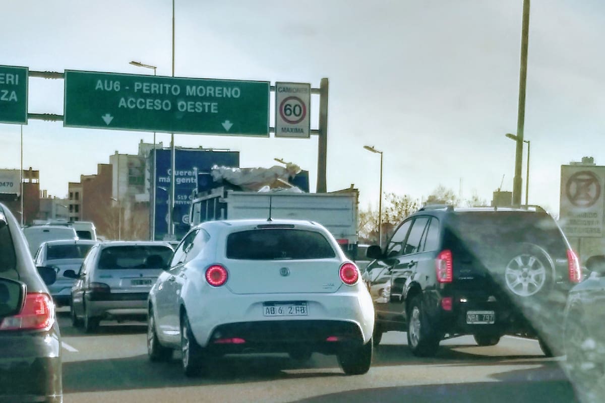 Imagen ilustrativa. Un auto marca Alfa Romeo circula por la Autopista 25 de Mayo con la patente borrada