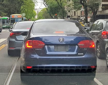 Imagen ilustrativa. Un Volkswagen Vento recorre sin patente la Ciudad