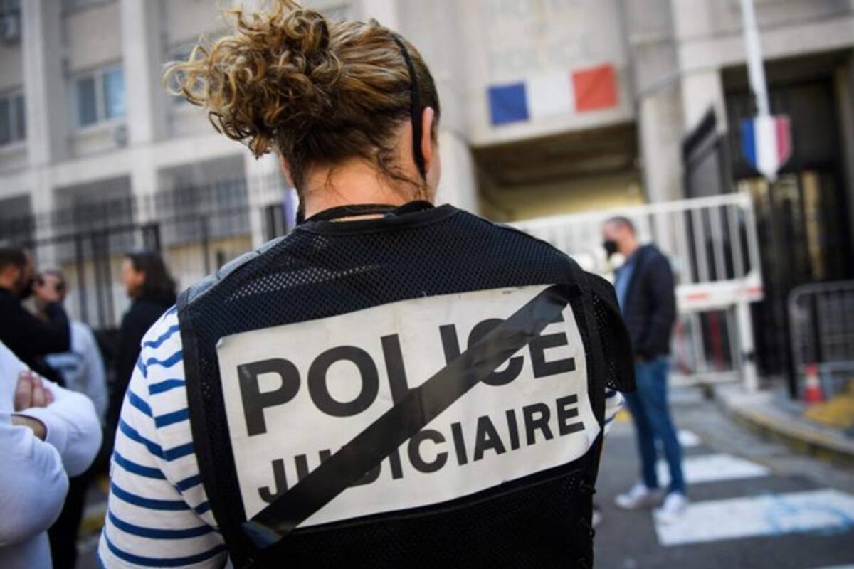Imagen ilustrativa; una agente de la policía francesa (AFP/Clement MAHOUDEAU)