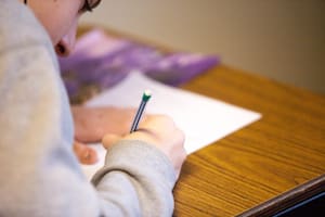 (Imagen ilustrativa). Una estudiante copió el trabajo de su hermana y la respuesta del profesor fue lapidaria