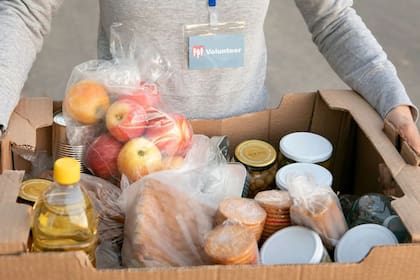 (Imagen ilustrativa) Una vecina de San Antonio colocó un puesto para entregar alimentos gratis a las familias afectadas por la paralización de SNAP