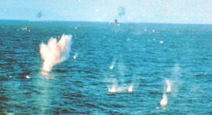 Imagen lograda desde la fragata Broadsword en el momento de ser atacada por el capitán Pablo Carballo y teniente Carlos Alfredo Rinke. Se aprecian los disparos dirigidos a los Skyhawk en su aproximación al buque enemigo. Una de las bombas lanzadas golpeó la cubierta de vuelo del Broadsword pero no explotó, causando averías a la estructura y al helicóptero del buque, un Westland Lynx