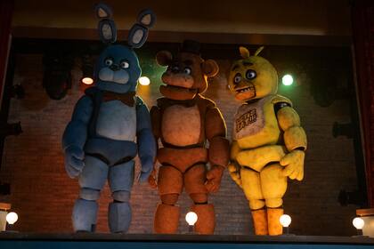 Imagen proporcionada por Universal Pictures de, de izquierda a derecha, Bonnie, Freddy Fazbear y Chica en una escena de"Five Nights at Freddy's". (Universal Pictures vía AP)