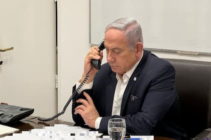 Imagen publicada el 14 de abril de 2024 del primer ministro israelí, Benjamín Netanyahu, en una llamada telefónica con el presidente de Estados Unidos, Joe Biden