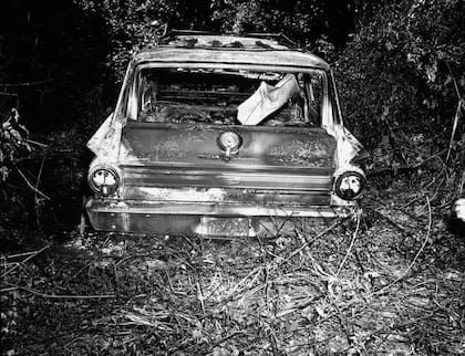 Imagen publicada por el FBI y la Oficina del Fiscal General del Estado de Misisipi mostrando la camioneta quemada que conducían el trío de activistas