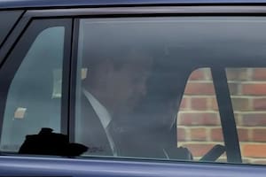Imagen publicada por la BBC en la que se ve a la Princesa de Gales en público con William, mientras la pareja salía de Windsor en un auto