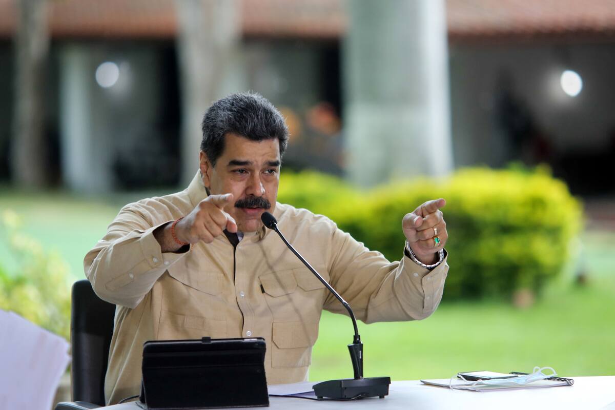 Imagen publicada por la Presidencia venezolana que muestra a Nicolás Maduro, hablando durante un anuncio televisado desde el Palacio Presidencial de Miraflores en Caracas el 6 de septiembre de 2020