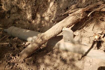 Imagen que muestra un cañón de bronce descubierto por investigadores en el suelo de un edificio español de piedra y adobe en el sur de Arizona (International Journal of Historical Archaeology)