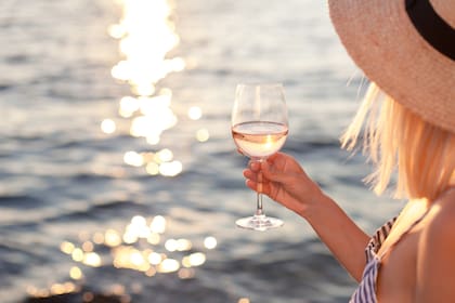 Imagen que refleja le visión popular que se tiene del vino rosado