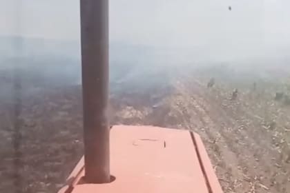 Imagen que tomó el vecino de Spirandelli mientras apagaba el incendio