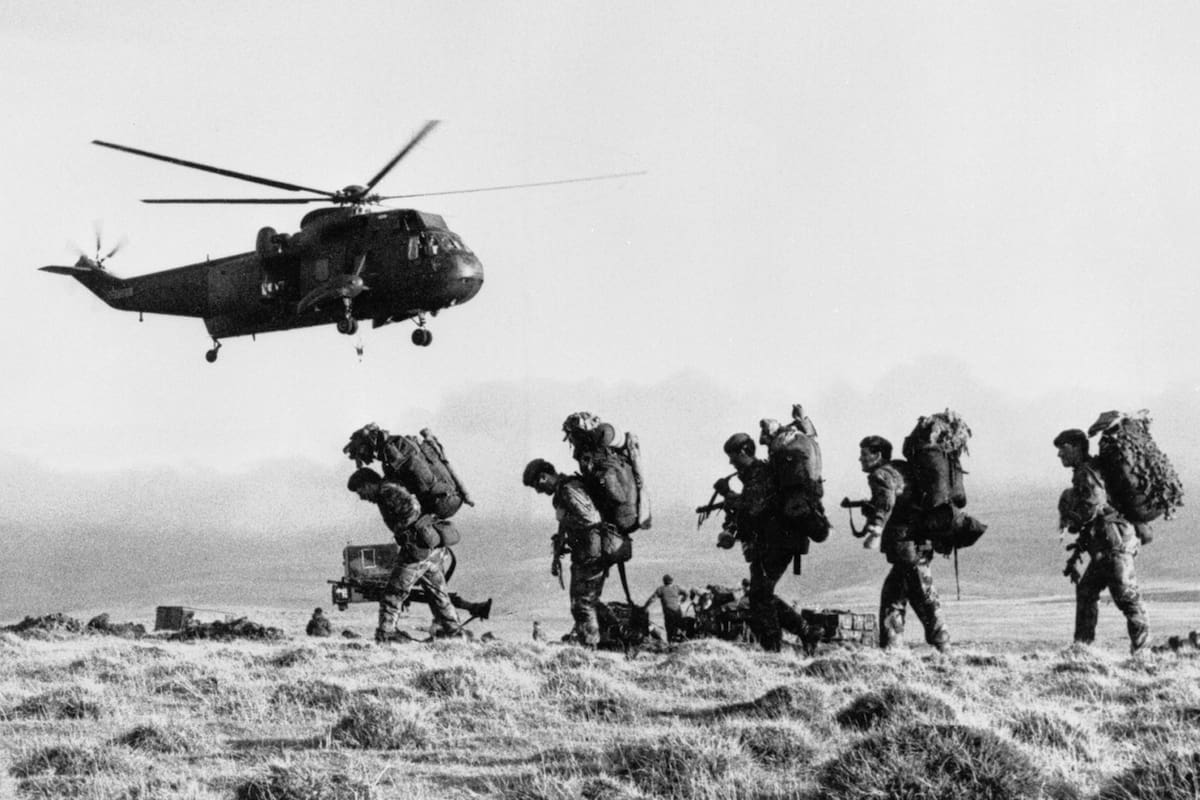 Imagen referencial. Un Sea King HC.4 de 825 Escuadrón Aéreo Naval despega después de trasladar, desde San Carlos a Darwin, a comandos de la compañía 42 de los Royal Marines (Photo by Paul Haley/ Crown Copyright. Imperial War Museums via Getty Images)