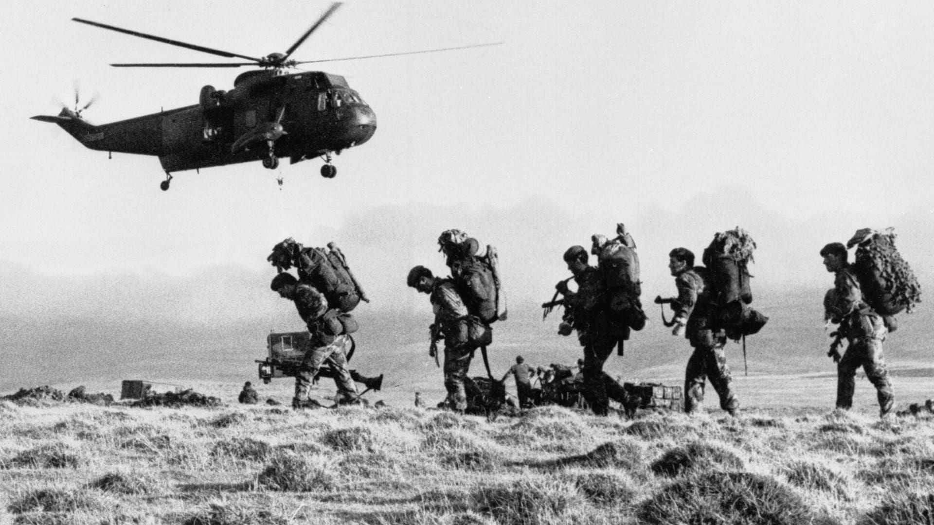 Imagen referencial. Un Sea King HC.4 de 825 Escuadrón Aéreo Naval despega después de trasladar, desde San Carlos a Darwin, a comandos de la compañía 42 de los Royal Marines (Photo by Paul Haley/ Crown Copyright. Imperial War Museums via Getty Images)