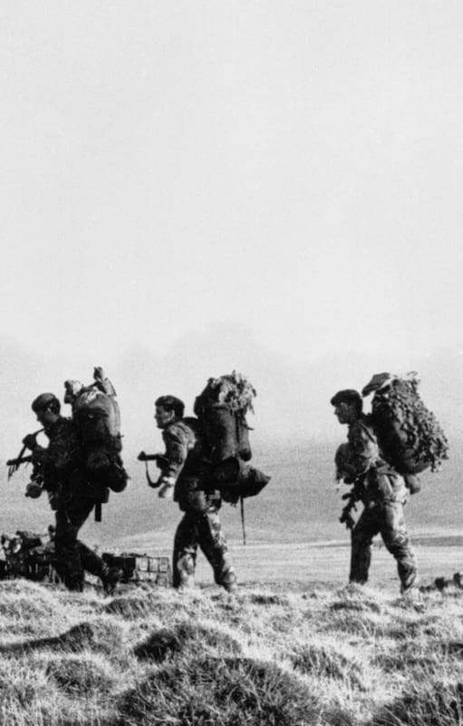 Imagen referencial. Un Sea King HC.4 de 825 Escuadrón Aéreo Naval despega después de trasladar, desde San Carlos a Darwin, a comandos de la compañía 42 de los Royal Marines (Photo by Paul Haley/ Crown Copyright. Imperial War Museums via Getty Images)